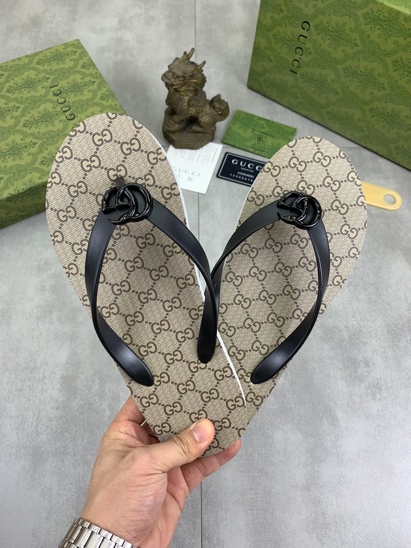 Men's men's shoes 💰P220💰【New style】🆘【GUCCI】Official website's popular Gucci adult couple 🧑‍🤝‍🧑 style, children's flip-flops are on sale at the counter simultaneously! Original fabric imported from Italy. Original bottom provided by the original factory. Size: Adult 36-45. Children’s size: 30-37. Multiple colors available.